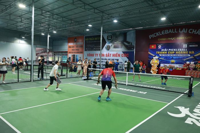 Các vận động viên đôi nam lãnh đạo tranh tài thi đấu tại giải.