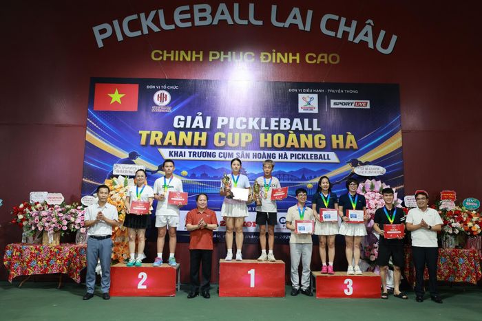 Ban Tổ chức trao giải Nhất, Nhì, Ba cho đôi nam nữ 45 tuổi trở xuống