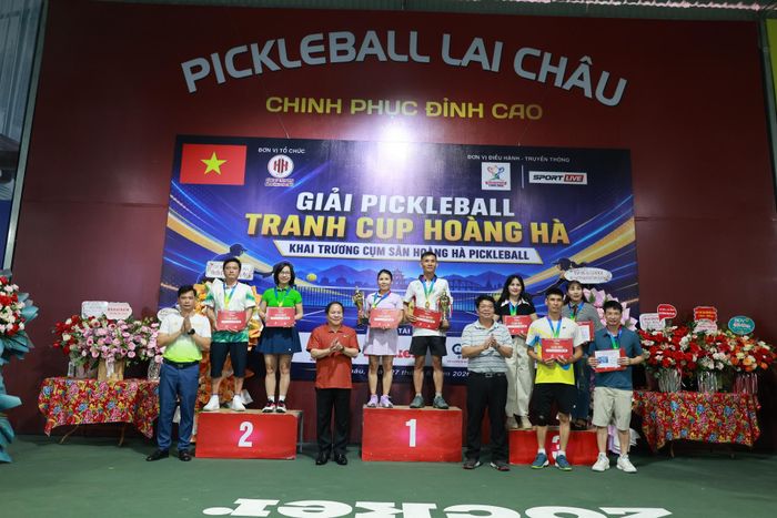 Ban Tổ chức trao giải Nhất, Nhì, Ba cho đôi nam nữ trên 45 tuổi.