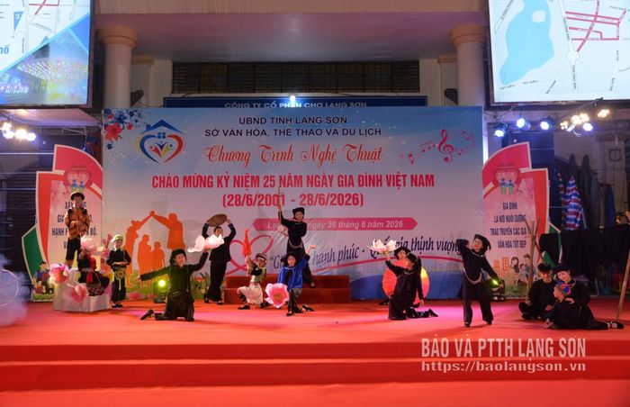 Tiết mục trình diễn trang phục các dân tộc xứ Lạng do Câu lạc bộ Thiên Thần nhỏ biểu diễn