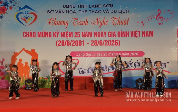 Tiết mục nhảy hiện đại do các thành viên nhí Vũ đoàn NaBiKids biểu diễn
