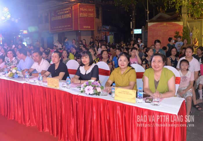 Các đại biểu tham dự chương trình nghệ thuật