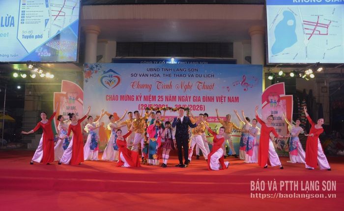 Tiết mục hát múa "Ba ngọn nến lung linh" do các nghệ sĩ, diễn viên, cộng tác viên Đoàn Nghệ thuật dân tộc tỉnh biểu diễn
