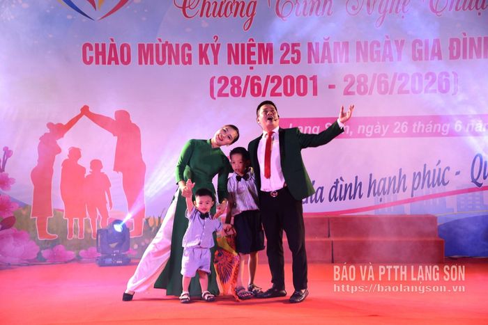 Tiết mục đơn ca "Viết cho con" do các nghệ sĩ, diễn viên, cộng tác viên Đoàn Nghệ thuật dân tộc tỉnh biểu diễn