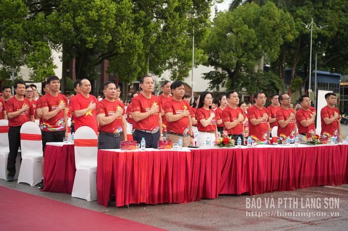 Các đại biểu thực hiện nghi thức tưởng niệm các nạn nhân tử vong do ma túy, các cán bộ, chiến sĩ đã anh dũng hy sinh trên mặt trận đấu tranh phòng, chống tội phạm ma túy