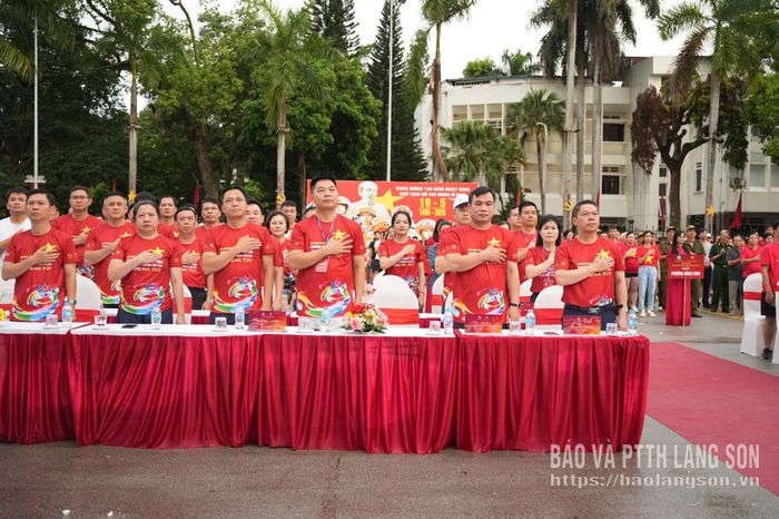 Các đại biểu thực hiện nghi thức tưởng niệm các nạn nhân tử vong do ma túy, các cán bộ, chiến sĩ đã anh dũng hy sinh trên mặt trận đấu tranh phòng, chống tội phạm ma túy 