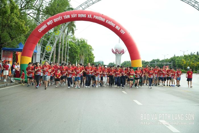 Các đại biểu tham gia chạy hưởng ứng tháng hành động phòng, chống ma túy năm 2026