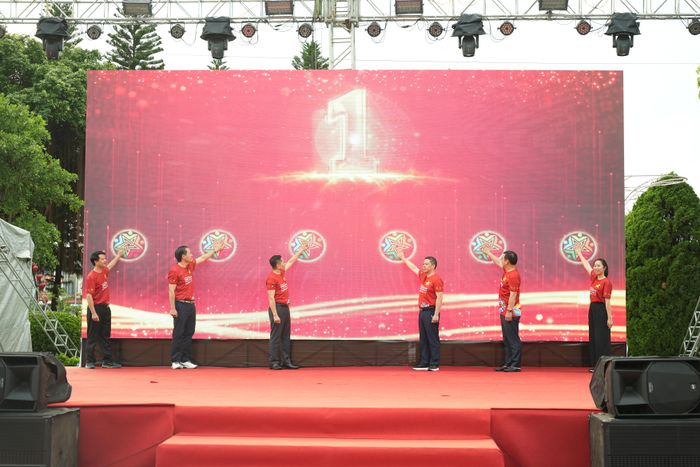 Các đại biểu thực hiện nghi thức phát động hưởng ứng toàn quốc "Chung một quyết tâm xây dựng xã, phường không ma túy"