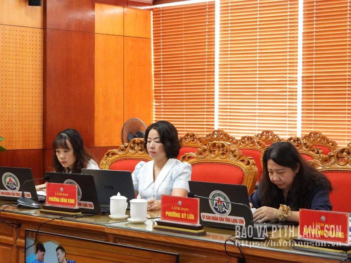 Đại diện lãnh đạo Sở Tài chính và lãnh đạo UBND các phường tham dự hội nghị
