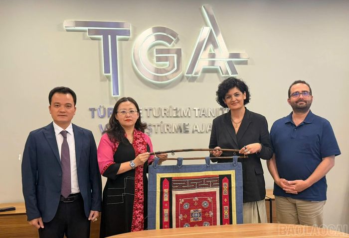 Đồng chí Giàng Thị Dung tặng quà lưu niệm cho đại diện Cơ quan Xúc tiến và Phát triển Du lịch Thổ Nhĩ Kỳ.