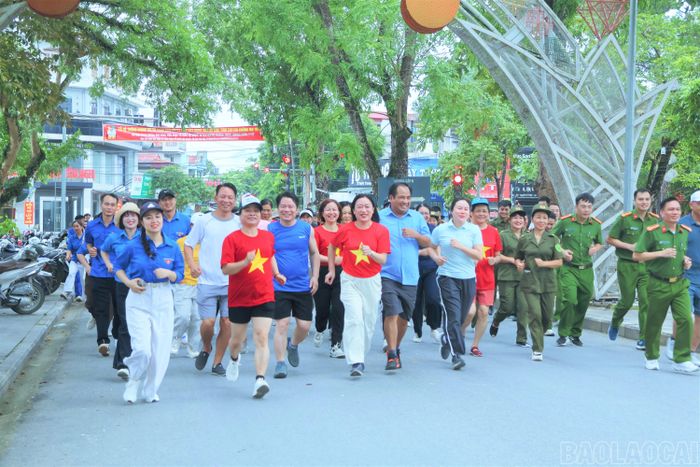 Ngay sau lễ mít tinh, 500 người là cán bộ công chức, viên chức, lực lượng vũ trang và nhân dân các thôn trên địa bàn xã đã tham gia Giải chạy phong trào "Chung một quyết tâm xây dựng xã, phường không ma túy” năm 2026 xung quanh khu vực bờ hồ trung tâm xã Lục Yên với cự ly hơn 1km.