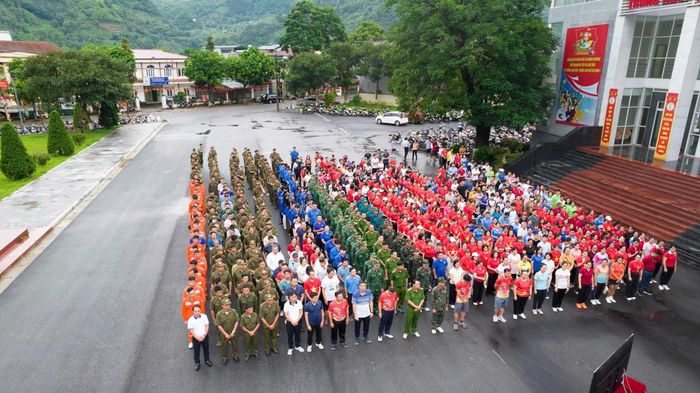 Ngay từ sáng sớm, rất đông cán bộ, công chức, lực lượng vũ trang, đoàn viên, hội viên và Nhân dân xã Mường Khương hưởng ứng tham gia Lễ mít tinh; mặc áo cờ đỏ sao vàng, thể hiện niềm tự hào dân tộc, tình yêu quê hương đất nước và khí thế quyết tâm chung tay xây dựng xã, phường không ma túy.