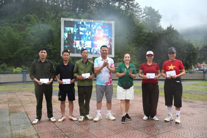 Kết thúc giải chạy Ban Tổ chức đã trao 02 giải nhất, 02 giải nhì và 02 giải ba cho các vận động viên về đích sớm và có thành tích xuất sắc tham gia Giải chạy phong trào “Chung một quyết tâm vì cộng đồng không ma túy”.