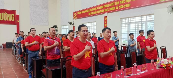 Tại lễ mít tinh được tổ chức trực tuyến kết nối với chương trình cấp Trung ương, các đại biểu đã thực hiện nghi thức chào cờ, hát Quốc ca và dành phút tưởng niệm trang nghiêm.