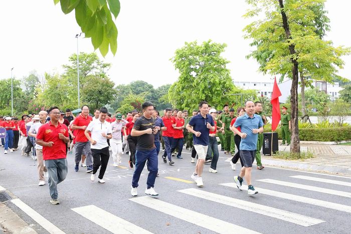 Ngay sau lễ phát động và tiếp sóng, các lực lượng đã đồng loạt tham gia chạy phong trào tại khu vực Quảng trường Goldenfield thuộc Tổ dân phố Tông Pọng.