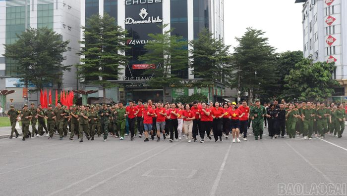 Sau Lễ mít tinh trực tuyến, các đại biểu và Nhân dân phường Lào Cai đã tham gia Giải chạy phong trào tại khu vực Quảng trường Trung tâm Hội nghị phường.