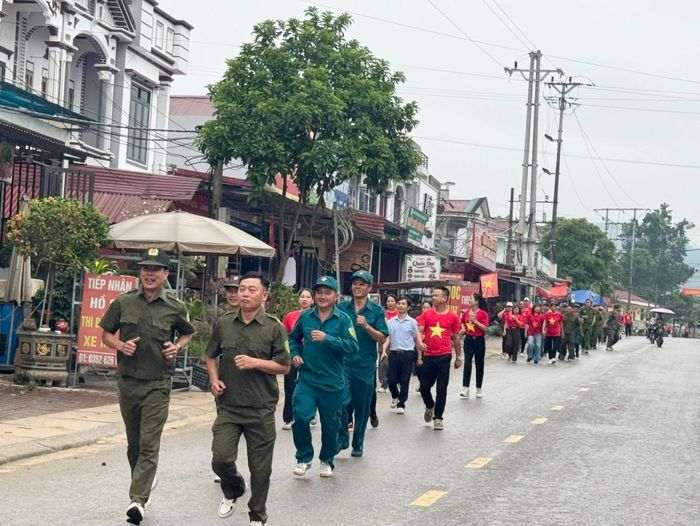 Các đại biểu và nhân dân tham gia chạy hưởng ứng phong trào.