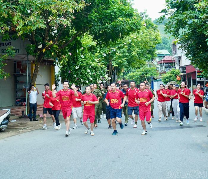 Ngay sau lễ mít tinh, hơn 370 đại biểu đã tham gia Giải chạy hưởng ứng với cự ly khoảng 3 km trên tuyến đường từ trụ sở UBND xã đến khu vực cổng chào xã Khánh Yên Hạ cũ và quay trở lại.