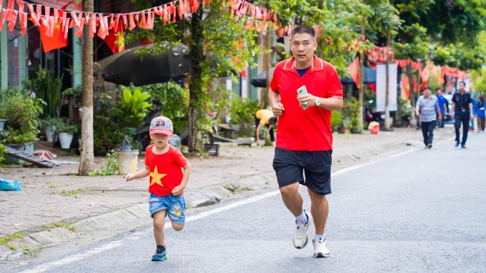 Người dân xã Mường Khương tham gia giải chạy hưởng ứng với cự ly khoảng 2 km.