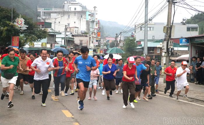 Cán bộ, công chức, lực lượng vũ trang hưởng ứng Lễ mít tinh trực tuyến toàn quốc hưởng ứng tháng hành động phòng, chống ma túy năm 2026 và Giải chạy phong trào "Chung một quyết tâm xây dựng xã, phường không ma túy".
