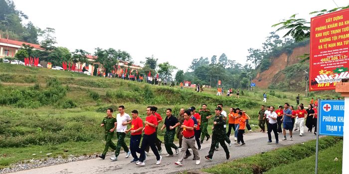 Ngay sau lễ phát động, hơn 300 cán bộ, công chức, viên chức, lực lượng vũ trang và Nhân dân xã Trịnh Tường đã tham gia giải chạy phong trào trên các tuyến đường của xã.