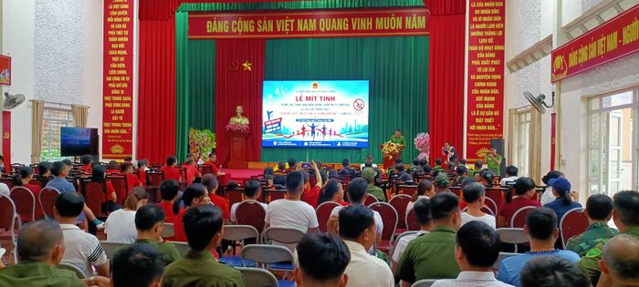 Quang cảnh lễ mít tinh.