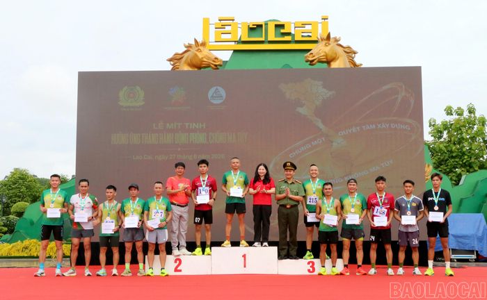 Đồng chí Vũ Thị Hiền Hạnh - Phó Chủ tịch UBND tỉnh và lãnh đạo Công an tỉnh, Sở Văn hóa, Thể thao và Du lịch tỉnh trao giải cho các vận động viên và tập thể có thành tích xuất sắc trong Giải chạy phong trào.