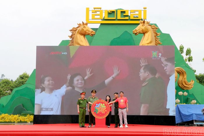 Phó Chủ tịch UBND tỉnh Vũ Thị Hiền Hạnh và lãnh đạo một số sở, ngành thực hiện nghi thức phát động hưởng ứng “Chung một quyết tâm xây dựng xã, phường, đặc khu không ma túy”.