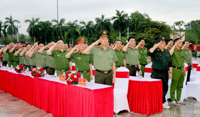 Các đại biểu thực hiện nghi lễ Chào cờ.