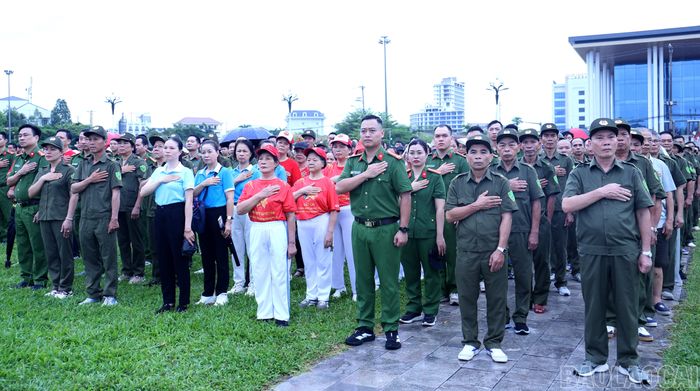 Nghi thức tưởng niệm các anh hùng, liệt sĩ, cán bộ, chiến sĩ đã anh dũng hy sinh trên mặt trận đấu tranh phòng, chống tội phạm ma túy tại Lễ mít tinh để lại nhiều cảm xúc cho người tham dự.