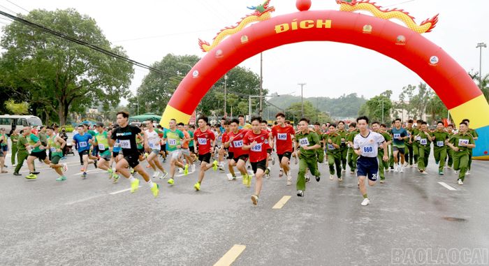 Các vận động viên tham gia Giải chạy phong trào cự ly 2 km đối với nữ và 3 km đối với nam.
