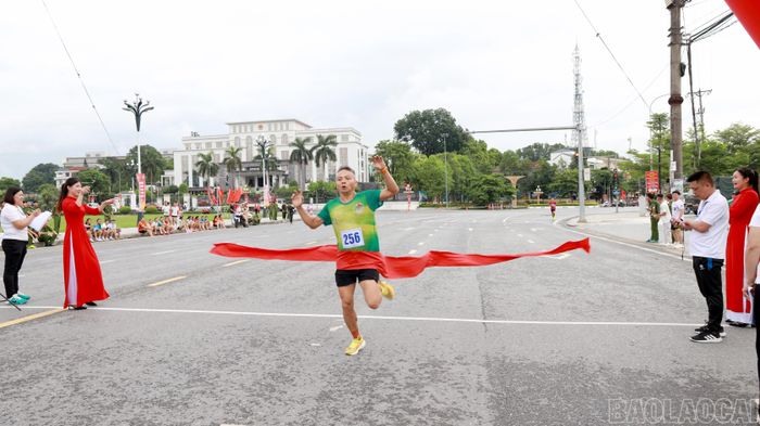 Ở nội dung nam, giải Nhất thuộc về vận động viên Mai Văn Toản (phường Yên Bái).