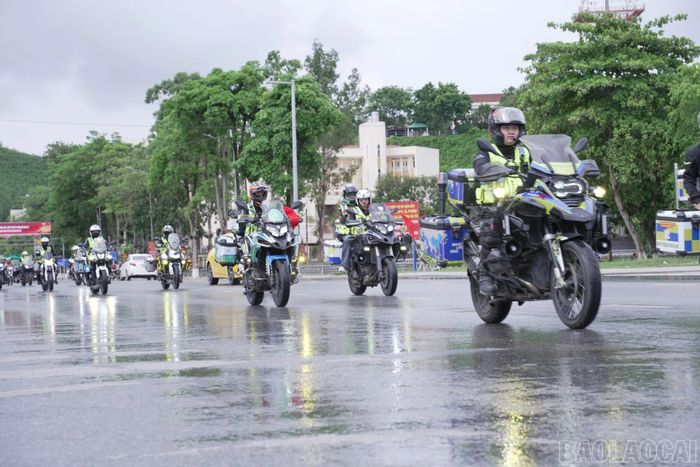 Đoàn diễu hành di chuyển qua nhiều tuyến đường.