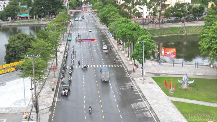 Đoàn diễu hành xuất phát tại khu vực Quảng trường 19/8, phường Yên Bái.