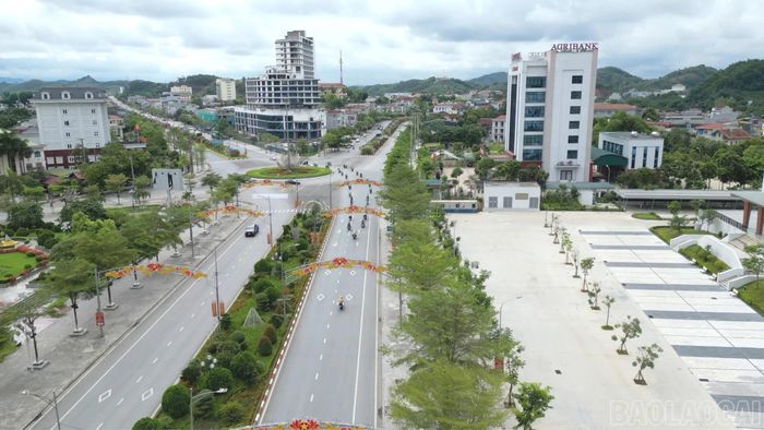 Đoàn diễu hành di chuyển vào đường Nguyễn Tất Thành.