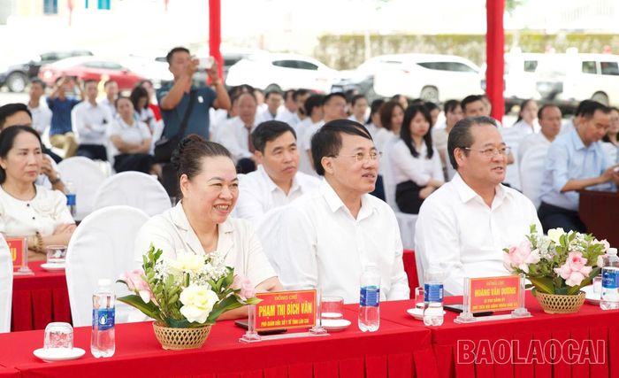 Các đại biểu dự lễ khánh thành.