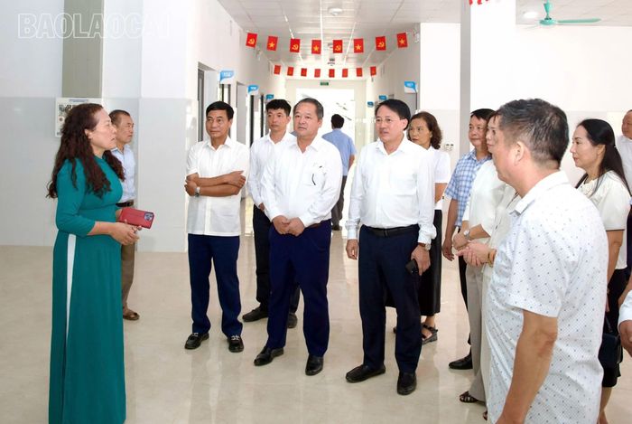 Các đại biểu tham quan Trung tâm Y tế khu vực Si Ma Cai.