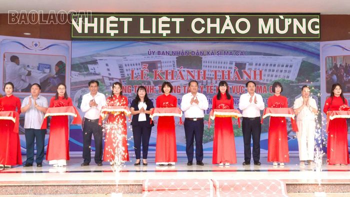 Các đại biểu cắt băng khánh thành Trung tâm Y tế khu vực Si Ma Cai.
