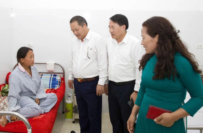 Thăm hỏi, động viên bệnh nhân điều trị tại Trung tâm Y tế khu vực Si Ma Cai.