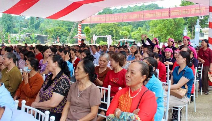Đại biểu và nhân dân tham dự buổi lễ.