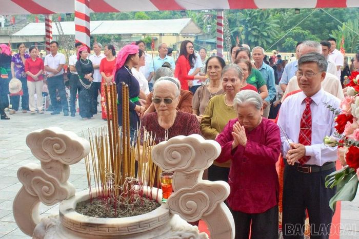 Các đại biểu và người dân tham dự lễ dâng hương Thành hoàng làng.