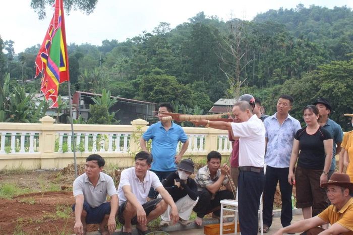 Trong khuôn khổ chương trình, người dân và du khách đã tham gia các hoạt động văn hóa, văn nghệ, trò chơi dân gian truyền thống như: kéo co, đẩy gậy, bịt mắt bắt vịt, đi cà kheo...