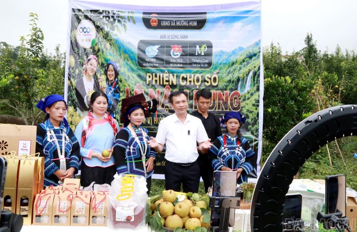 Phiên chợ số là hoạt động mới góp phần quảng bá, giới thiệu các sản phẩm đặc trưng của xã Mường Hum đến du khách bốn phương.