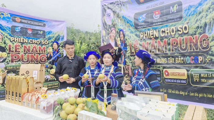 Các thanh niên, phụ nữ dân tộc thiểu số xã Mường Hum tích cực tham gia bán hàng qua các nền tảng mạng xã hội tại phiên chợ số.