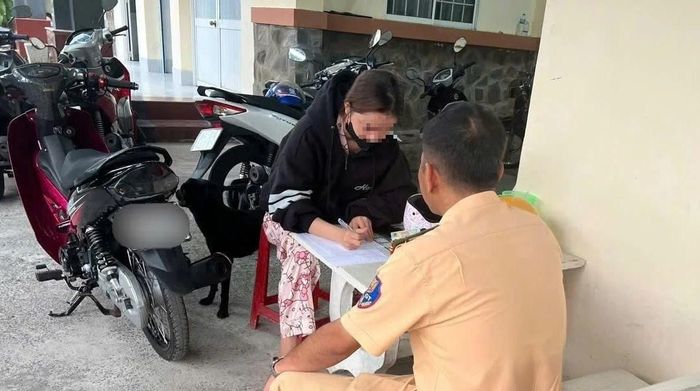 Cảnh sát giao thông làm việc với người vi phạm.