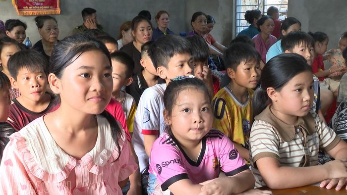 Chính quyền địa phương phối hợp với lực lượng chức năng tuyên truyền kỹ năng phòng, chống đuối nước cho học sinh, phụ huynh vùng ven sông.