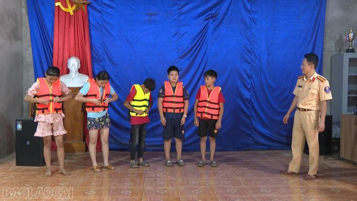 Học sinh được hướng dẫn kỹ năng sử dụng áo phao đúng cách khi đi lại hoặc sinh hoạt gần khu vực sông nước.