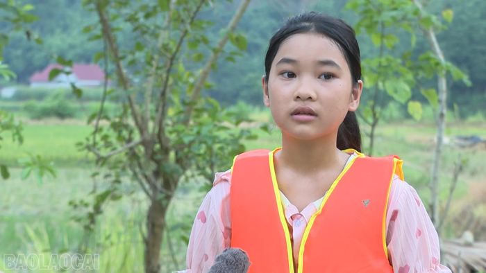 Em Đoàn Thu Hằng, học sinhTrường THCS Tân Dương, xã Xuân Hòa cho biết: Khi được các bác, các chú công an tặng áo phao, cháu sẽ chú ý hơn. Nếu đi gần ao hồ, sông suối thì phải cẩn thận. Khi đi bơi phải có người lớn đi cùng và phải mặc áo phao.