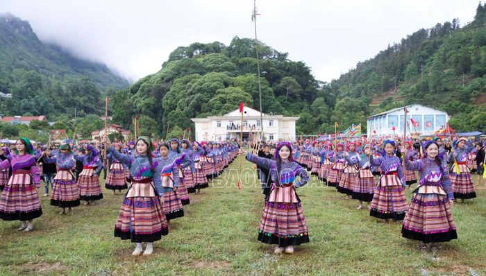 Từ trên cao nhìn xuống, những chiếc váy thổ cẩm nhiều màu sắc kết hợp tạo thành đóa hoa khổng lồ, rực rỡ và sống động giữa lòng núi rừng Si Ma Cai.