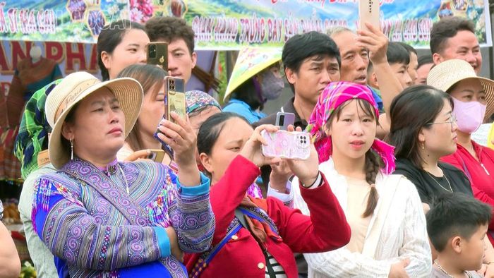 Màn múa sênh tiền đã thu hút sự quan tâm, theo dõi, cổ vũ của đông đảo du khách xa gần. Qua đây cho thấy xã Si Ma Cai đã rất thành công trong việc xác lập kỷ lục màn múa sênh tiền lớn nhất Việt Nam.